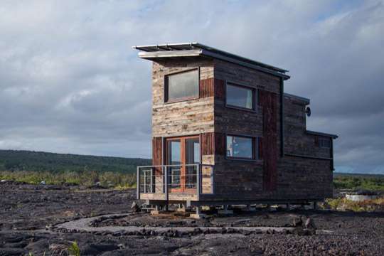 На самом активном вулкане в мире построили дом