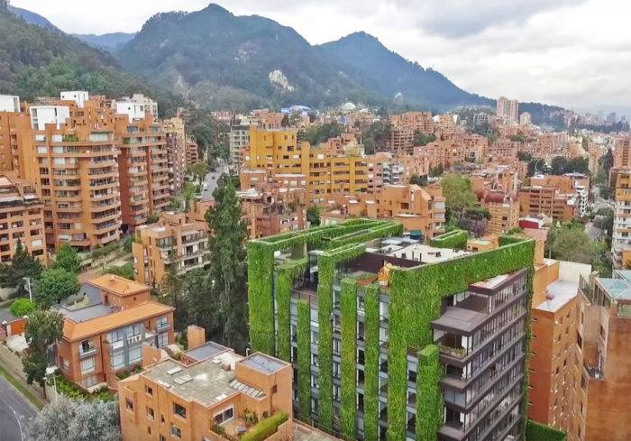 В Колумбии построили здание с самым крупным вертикальным садом