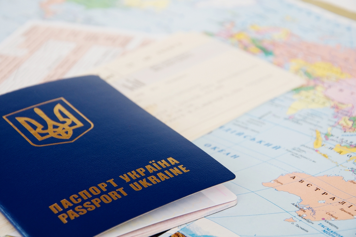 Яценюк пообещал в 2015 году выдать больше 2,5 млн биометрических паспортов