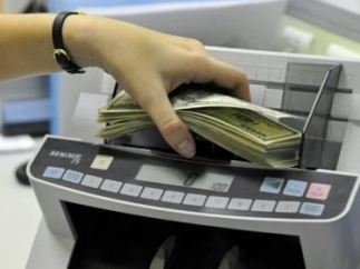 Украинцы сбрасывают валюту и играют на курсах