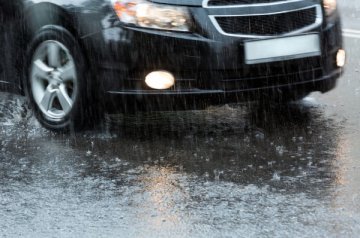 Как правильно водить автомобиль во время дождя