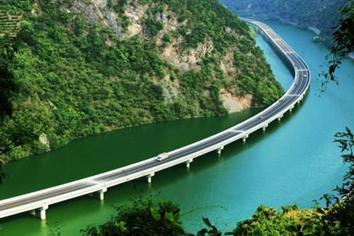 В Китае построили мост не поперек, а вдоль реки