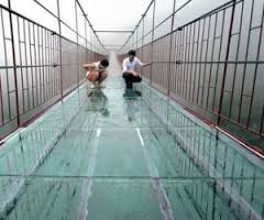 Первый в мире стеклянный мост треснул под ногами туристов