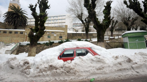 Тысячи автомобилистов попали в снежный плен в Тунисе