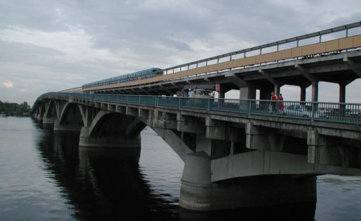 По мосту Метро будет ограничено движение транспорта