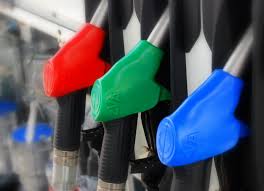 В США из-за падения цен на нефть сильно подешевел бензин
