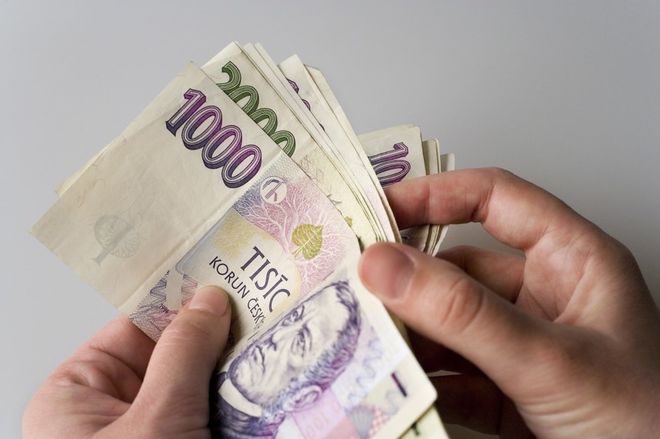 Эксперты рассказали, что стоит покупать украинцам, кроме доллара и евро