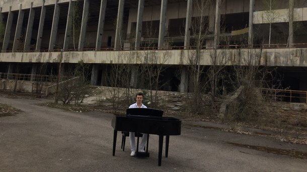 Пианист Евгений Хмара посвятил клип Чернобыльской катастрофе