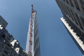 В центре Нью-Йорке достраивают самый «стройный» в мире небоскреб
