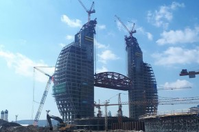 В Баку установили стальной мост весом 2100 тонн на высоте 120 м над землей