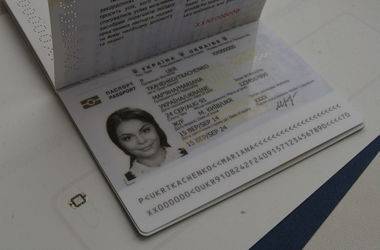 С 12 января украинцам начнут выдавать биометрические паспорта