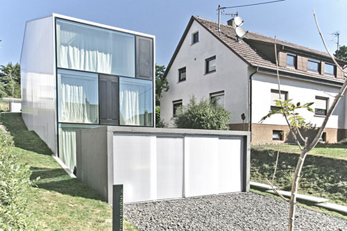 В Германии построили узкий прозрачный дом