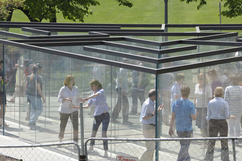 Архитектурные развлечения: построен стеклянный лабиринт