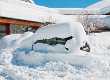 Как правильно почистить машину от снега: несколько хитростей