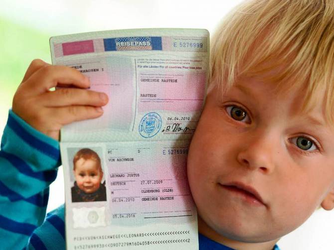 В загранпаспорта жителей Украины не будут вносить информацию о детях