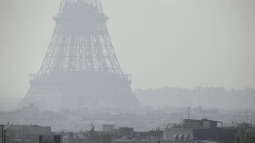Париж убирает с дорог автомобили в борьбе со смогом
