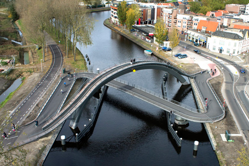 В Голландии построили футуристический мост «Галактика»