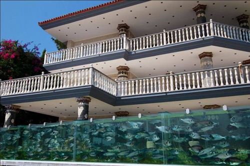 В Турции построен забор-аквариум