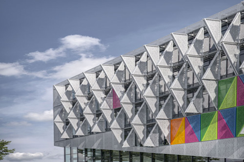 В Дании построили здание университета с вращающимися треугольными фасадами