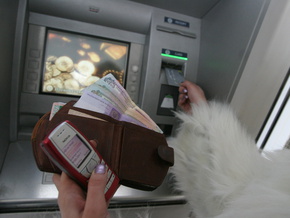 О чем нужно знать, снимая наличные в «чужих» банкоматах