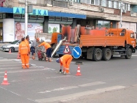На самых аварийно-опасных участках киевских дорог разметку теперь наносят холодным пластиком красного цвета