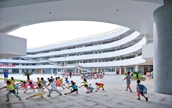 В Китае построили школу со стадионом на крыше