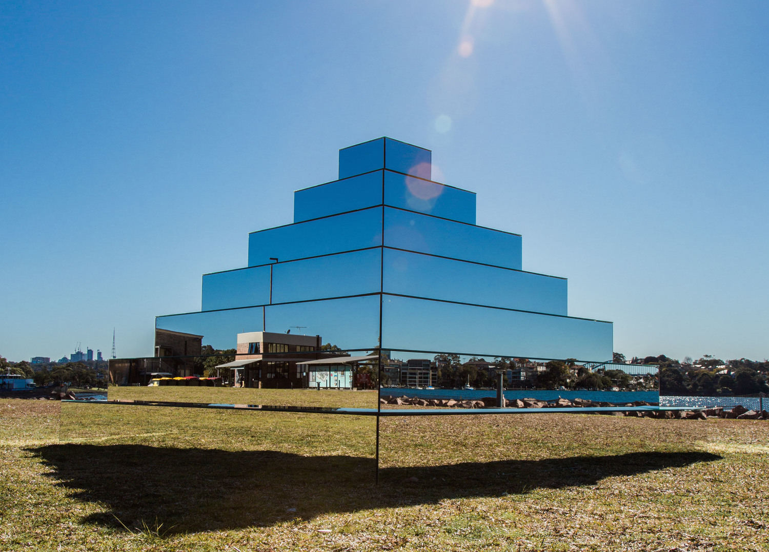Зеркальный Зиккурат: Пирамида оптических иллюзий