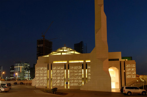 В Абу-Даби построена меняющая цвет мечеть