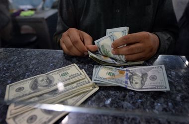 Украинцы впервые за 2 года понесли доллары в банки