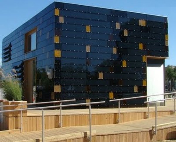 Построен дом из солнечных панелей