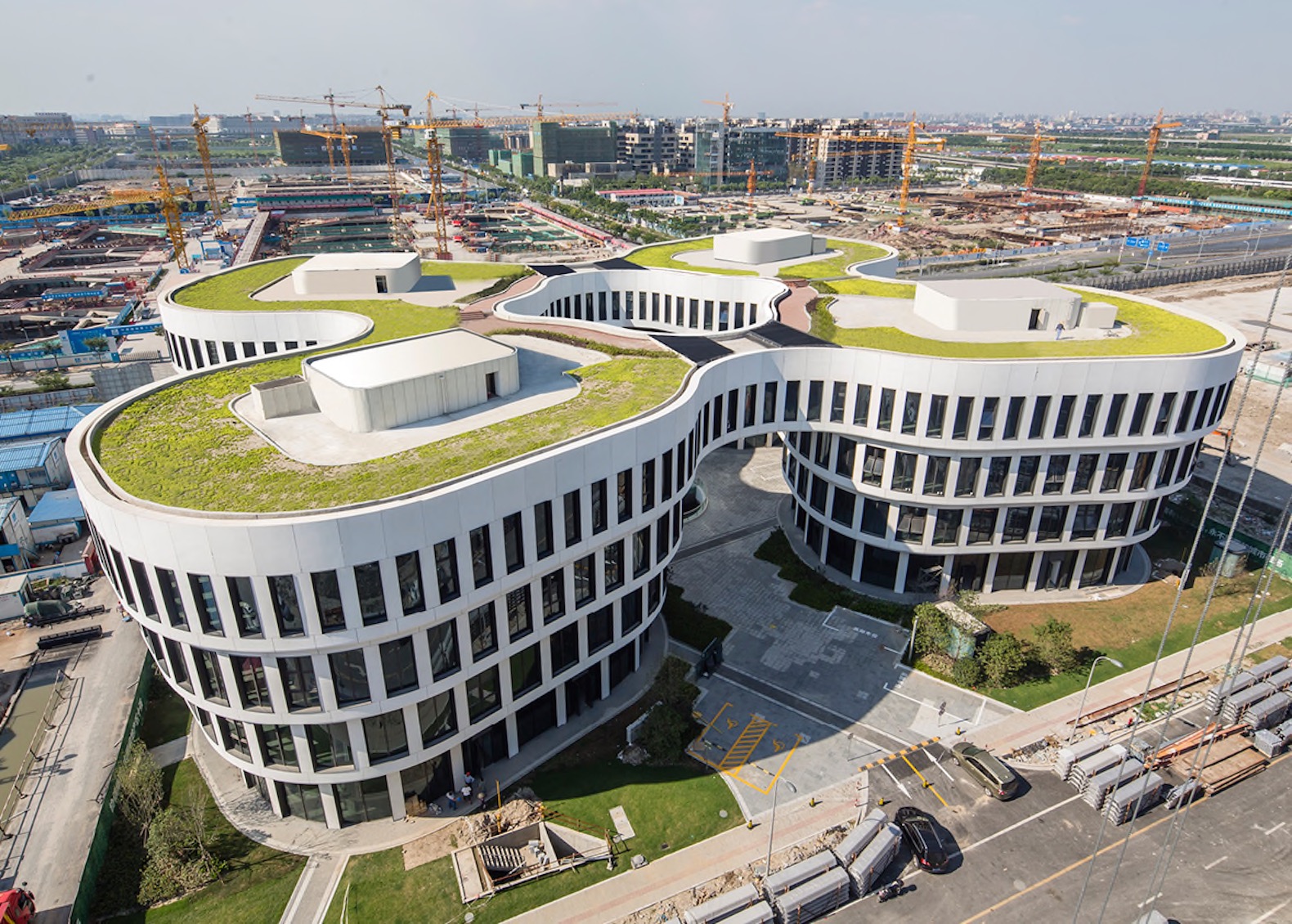 В Шанхае построили офисный комплекс в виде цветка