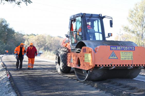 При благоприятной погоде ремонт дорог в Харьковской области продлится до декабря