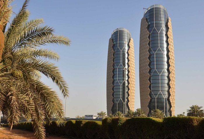 В Абу-Даби построили небоскребы, способные защищаться от солнца