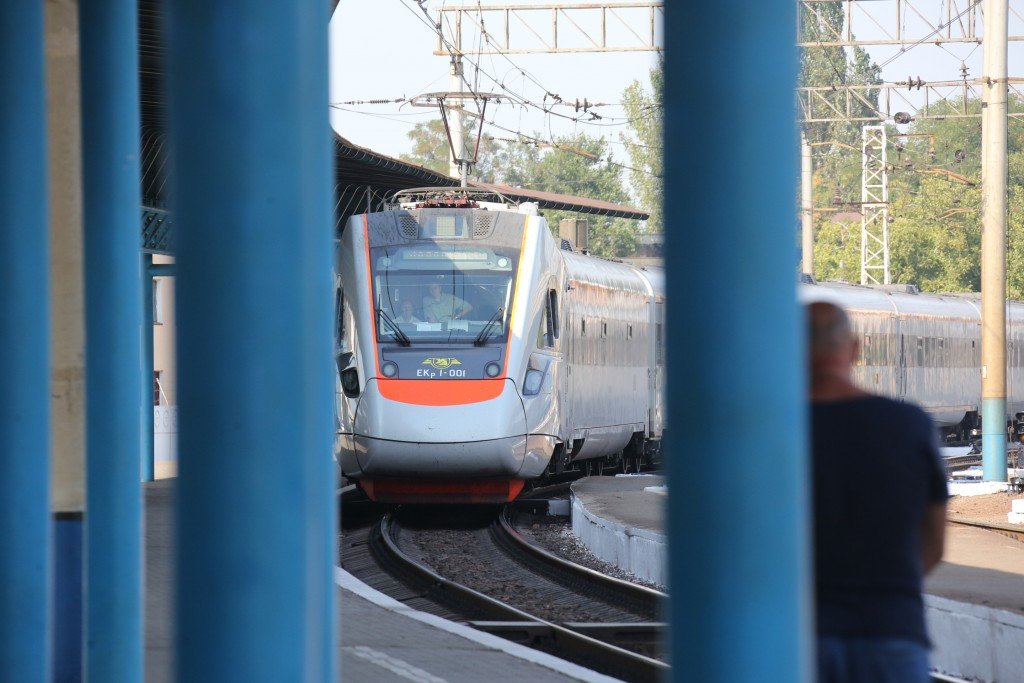 «Укрзалізниця» запустила три дополнительных поезда до Запорожья