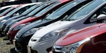 Продажи легковых авто в Украине за год упали вдвое