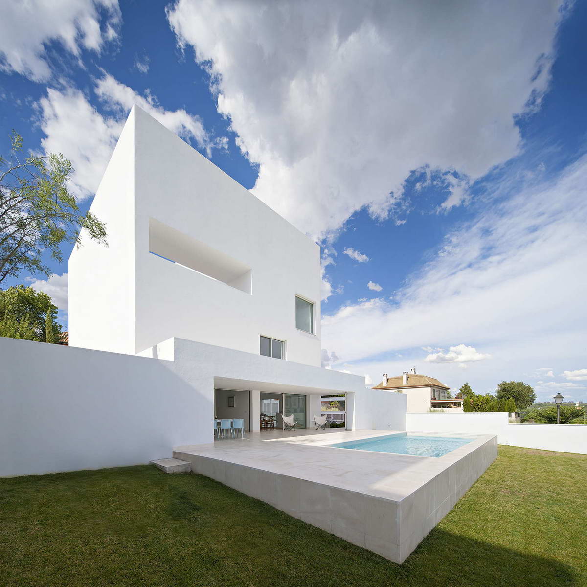 Белоснежная минималистическая резиденция в Мадриде