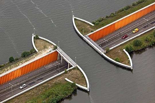 Построен мост наоборот: автомобили снизу, вода – сверху