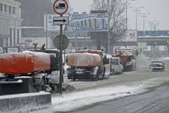 Сильный снегопад парализовал автодороги в Украине