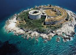 Остров-концлагерь в Черногории реконструируют в курорт