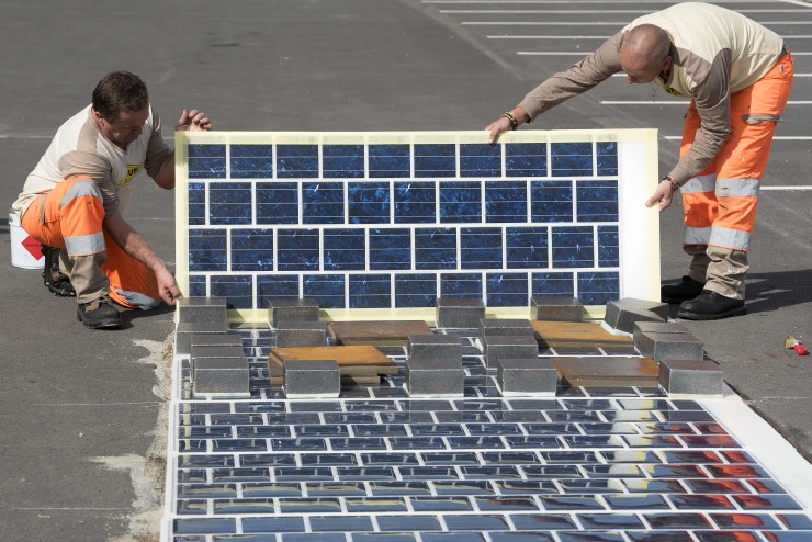 В Европе планируется массовое строительство автомобильных дорог с солнечными панелями