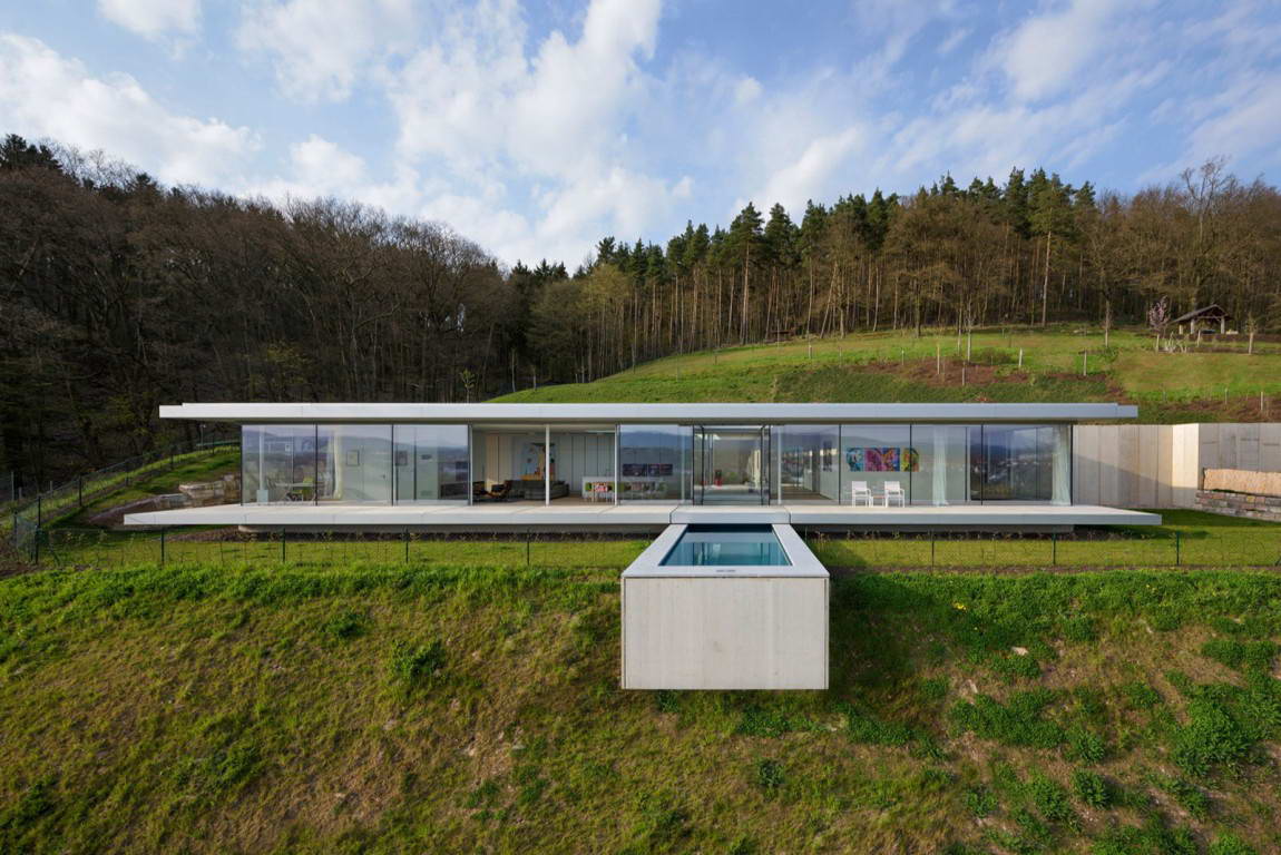 Современный стеклянный дом в немецкой деревне