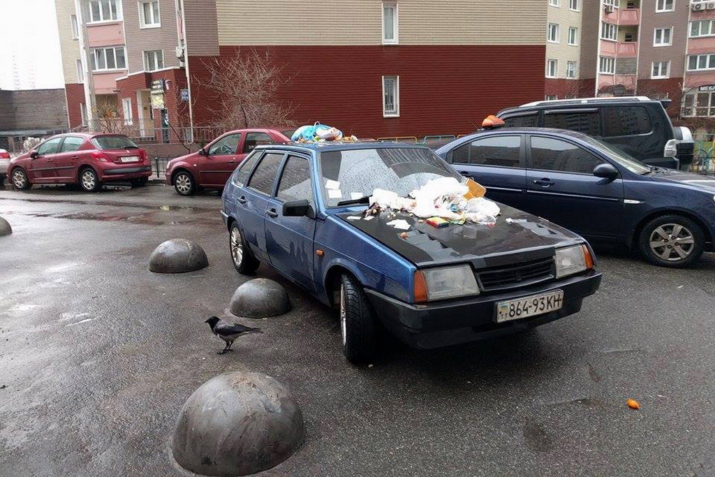 Из «героя парковки» сделали мусорник