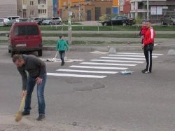 Украинцы самостоятельно наносят разметку на дорогу