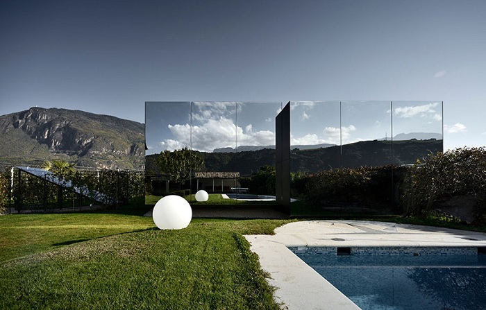 Зеркальный дом для отдыха в Альпах