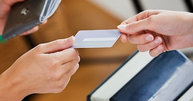 Украинцы смогут снимать деньги с карты в кассе магазина