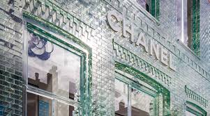 В Амстердаме открыли бутик Chanel с фасадом из стеклянного кирпича