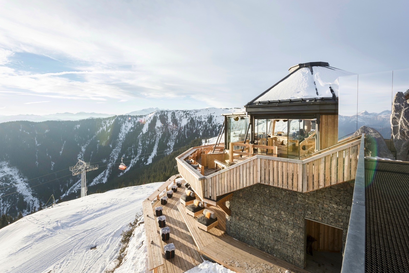 Деревянный ресторан на вершине австрийских Альп