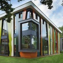 В Нидерландах построили яркую школу из деревянных панелей