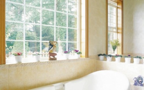 Окно в ванной: стильно и удобно