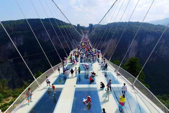 Самый-самый стеклянный мост в мире закрыли через 2 недели после открытия